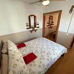Lovely Newly Refurbished 1 Bedroom Flat Minutes From Sandy Beach,private Terrace