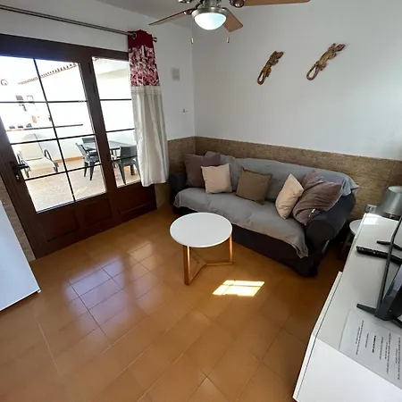 Lovely Newly Refurbished 1 Bedroom Flat Minutes From Sandy Beach,private Terrace *