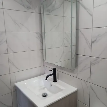 Lovely Newly Refurbished 1 Bedroom Flat Minutes From Sandy Beach,private Terrace