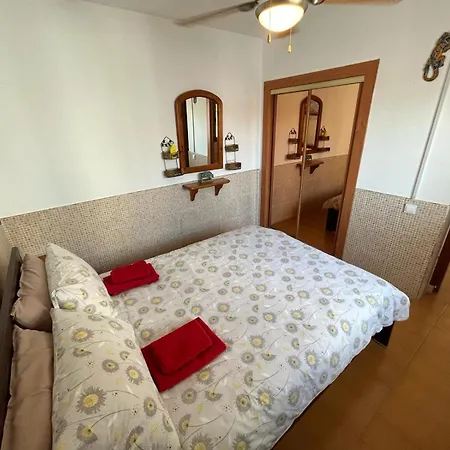 Lovely Newly Refurbished 1 Bedroom Flat Minutes From Sandy Beach,private Terrace