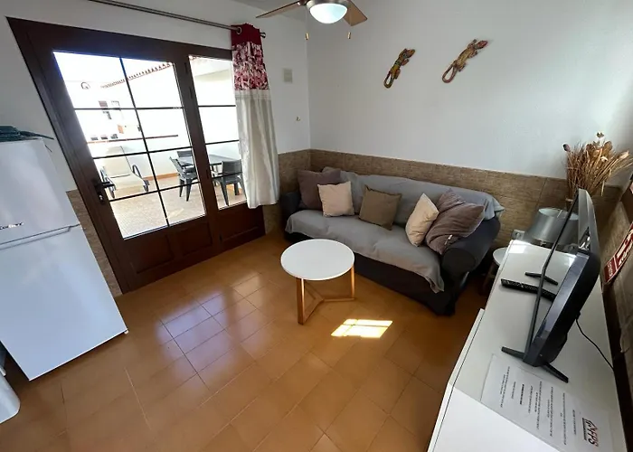 Lovely Newly Refurbished 1 Bedroom Flat Minutes From Sandy Beach,private Terrace *