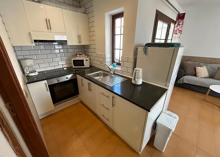 Lovely Newly Refurbished 1 Bedroom Flat Minutes From Sandy Beach,private Terrace Lägenhet *