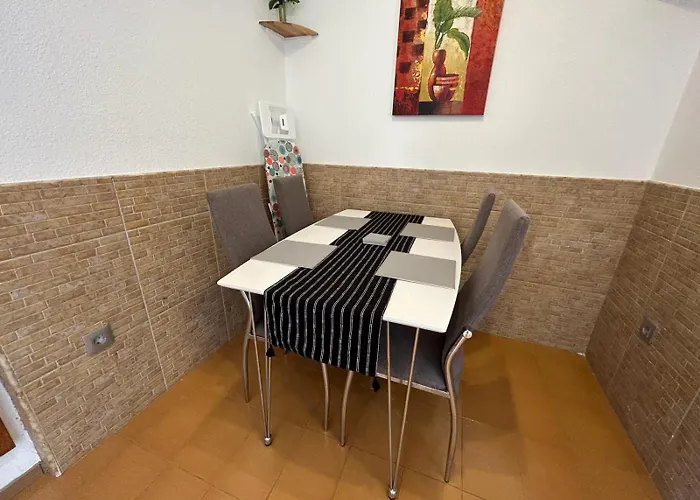 Lovely Newly Refurbished 1 Bedroom Flat Minutes From Sandy Beach,private Terrace Lägenhet