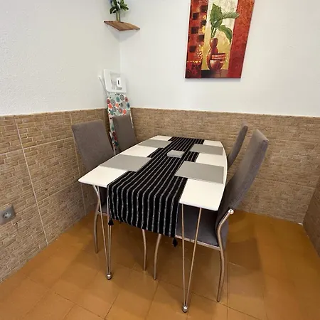 Lovely Newly Refurbished 1 Bedroom Flat Minutes From Sandy Beach,private Terrace Lägenhet